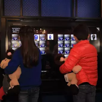 Niños interactuando con la pantalla de Tec Store 