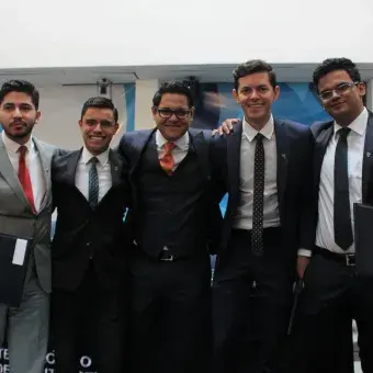 Alumnos graduados de nivel profesional.