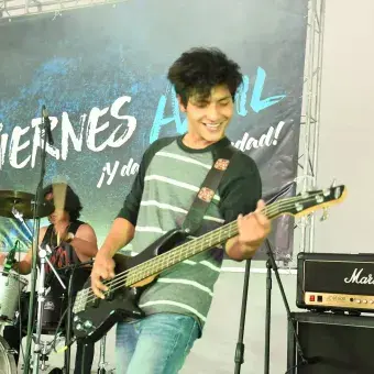 Alumno tocando guitarra
