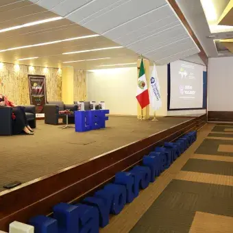 Deirdre McCloskey en Tec Santa Fe.