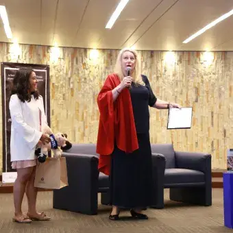 Deirdre McCloskey recibe su reconocimiento.