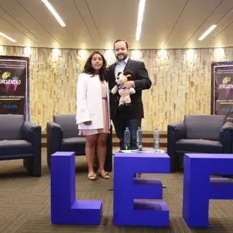 Dr. Alejandro Poiré recibe su reconocimiento.