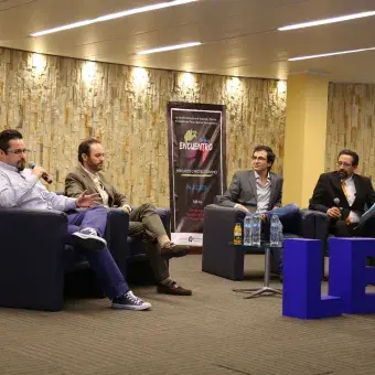 Participantes del panel debaten sobre la estabilidad de las criptomonedas.