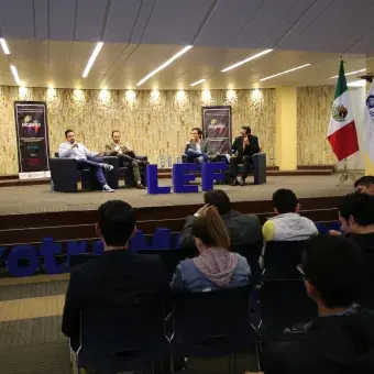Participantes del panel charlan con alumnos sobre el papel de las criptomonedas.
