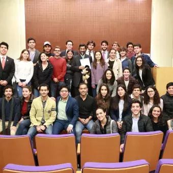 El Doctor Rajendra Pachauri, con los alumnos del Tec en Santa Fe.