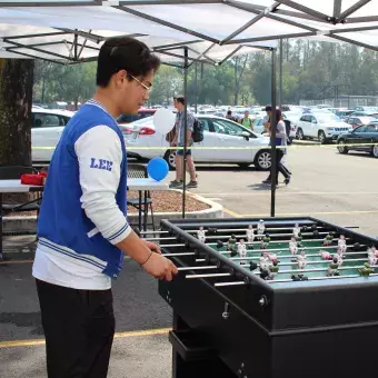 Alumnos jugando futbolito