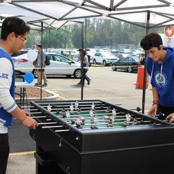 Alumnos jugando futbolito