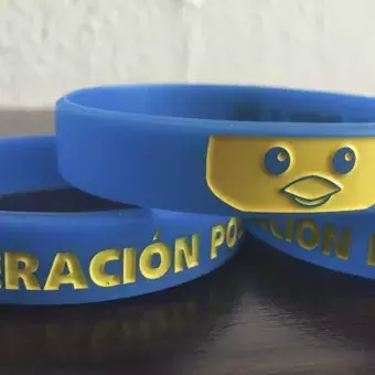 las pulseras oficiales de Operación Pollo