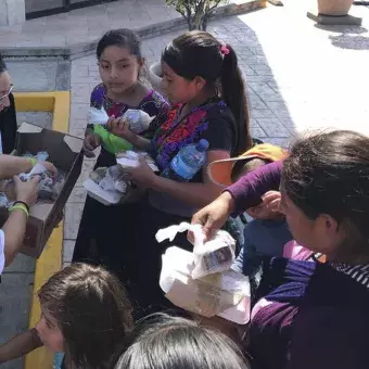 los chicos entregando las comidas