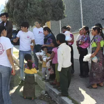 los chicos entregando las comidas