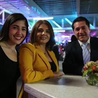 Candidata a graduarse con sus papás