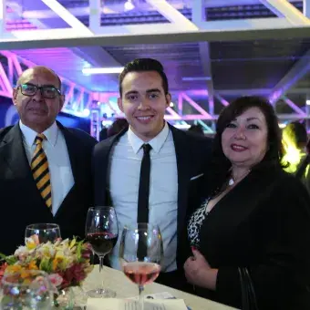 alumno candidato a graduarse con sus padres