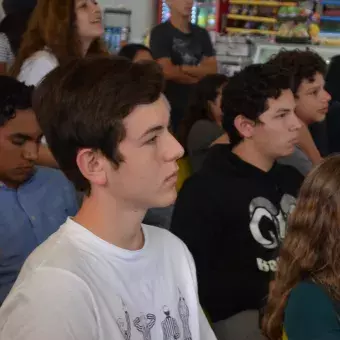 Los jóvenes atentos esperando los resultados. 