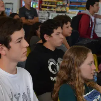 Los jóvenes atentos esperando los resultados. 