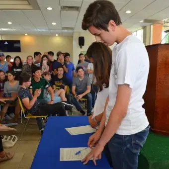 Los Líderes de Generación firmando su compromiso. 