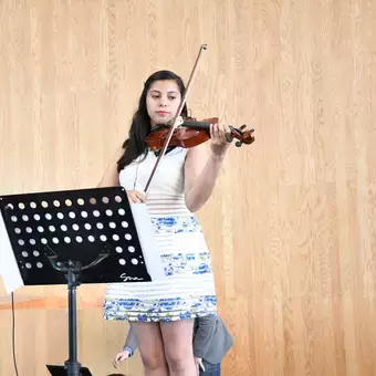 alumna participando en la ceremonia de excelencia