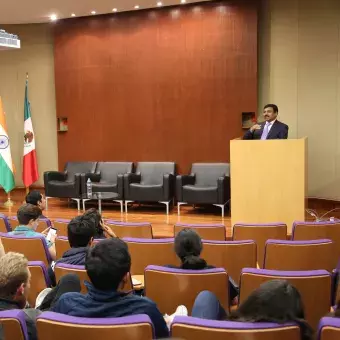 Muktesh K. Pardeshi, comparte su experiencia con los alumnos.