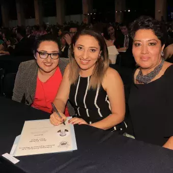 alumna firmando titulo