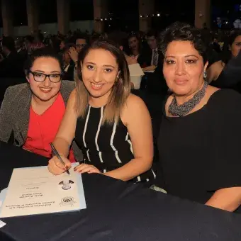 alumna firmando titulo