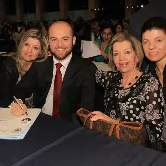 alumnos firmando título