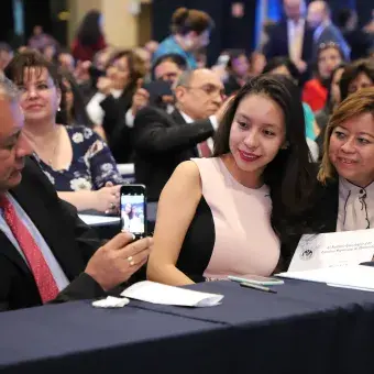 alumna con sus padres