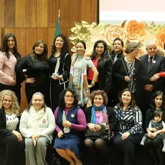 Colegas y amigos acudieron a la ceremonia para felicitar a las ganadoras