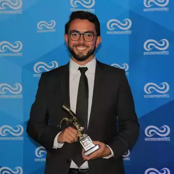 Luis Minjares, Premio Sentido Humano.