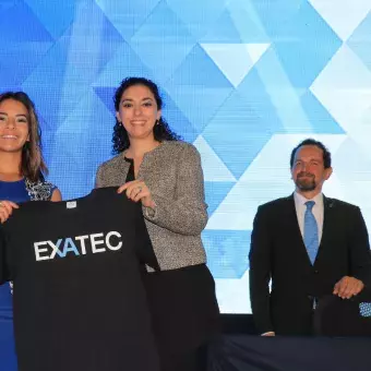 Monica Avila entrega la playera EXATEC a Ana C. Jaquez.