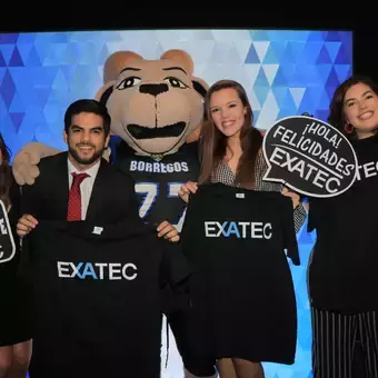 Alumnos con la mascota Tec.