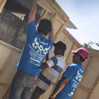 Trabajo en equipo para los detalles finales 