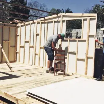 Levantando cada una de las paredes de la casa