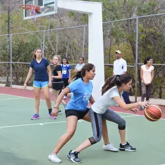 Los alumnos compitiendo sanamente. 