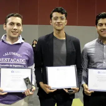 Alumnos de Biotecnología y Biomédico muestran con orgullo su reconocimiento