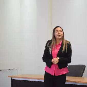 alumno exponiendo 