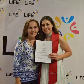 Premian perseverancia de alumnos LiFE