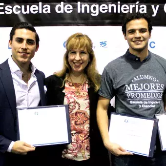 Alumnos de Ingeniero en Innovación y Desarrollo junto a su directora de carrera, María del Roble Vargas