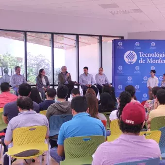 Panel de expertos en el área internacional 