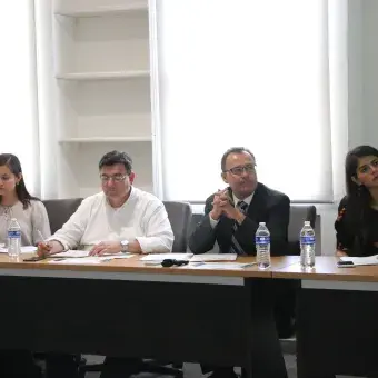 alumno exponiendo 