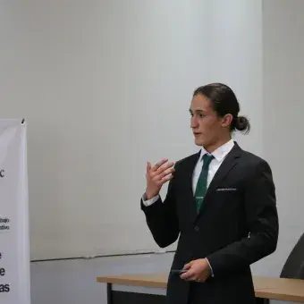 alumno exponiendo 