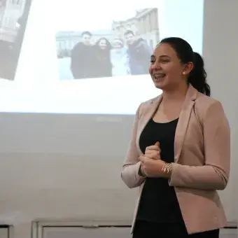 alumno exponiendo 