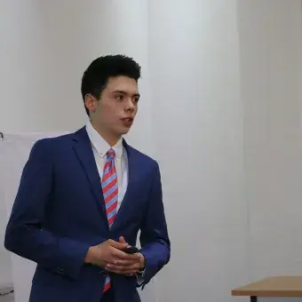 alumno exponiendo 