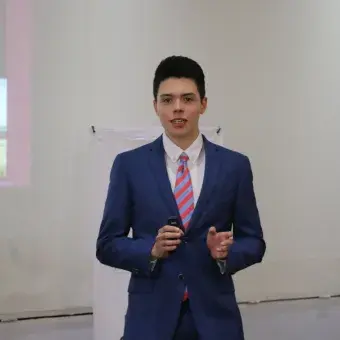 alumno exponiendo 
