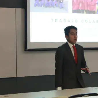 alumno exponiendo 