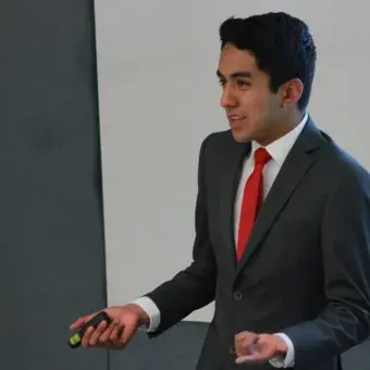 alumno exponiendo 