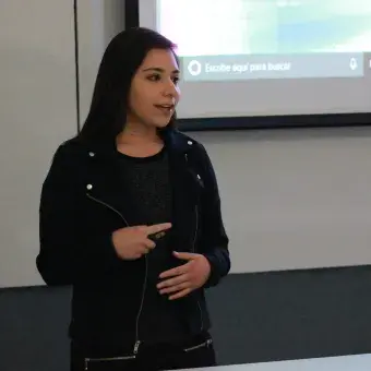 alumno exponiendo 
