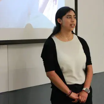 alumno exponiendo 