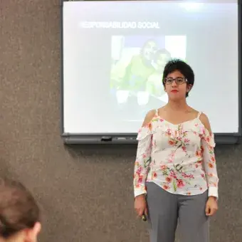 alumno exponiendo 