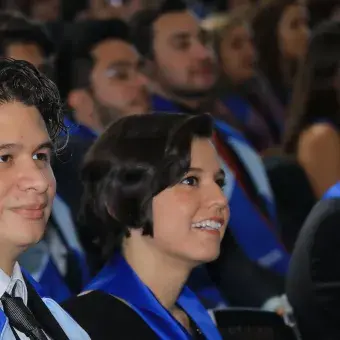 alumnos escuchando el mensaje de graduación