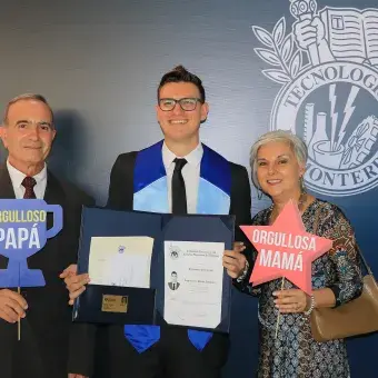 alumnos posando con sus padres