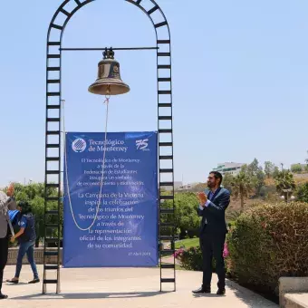 Para la inauguración se hizo sonar la campana en honor de los triunfos más recientes